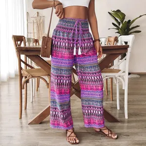 Pantalon bohème à fleurs, taille haute et jambes larges pour un look de vacances élégant.