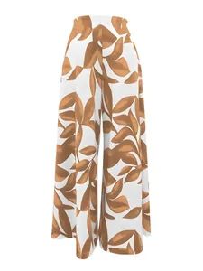 Vista completa de pantalones anchos blancos con elegante estampado de hojas marrones