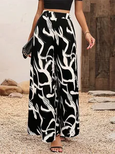 Détail du pantalon large à taille haute avec imprimé de feuilles abstraites noir et blanc