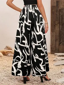 Vue arrière d'un pantalon large en mousseline à taille haute pour femme avec imprimé feuilles