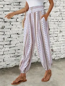 Detalle de los pantalones holgados con estampado étnico bohemio y cintura elástica