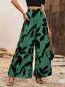 Pantalon large à taille haute avec imprimé de feuilles vertes porté par un modèle