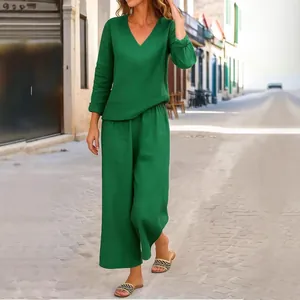 Elegante completo due pezzi verde da donna con top con scollo a V e pantaloni larghi