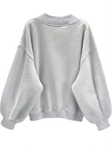 Vista trasera de sudadera gris oversize con mangas farol y puños acanalados