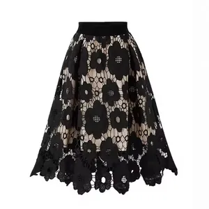 Jupe trapèze vintage en dentelle florale noire avec taille haute élastique et doublure.
