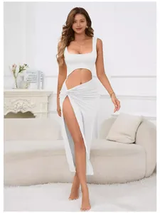 Elegante abito bianco attillato con ritaglio e spacco alto per donne alla moda
