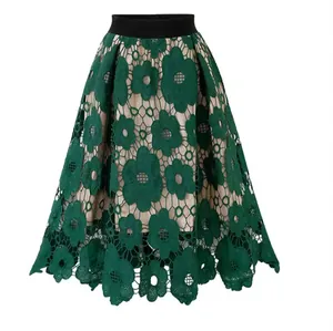 Jupe trapèze bohème en dentelle verte avec motifs fleurs ajourées et taille élastique