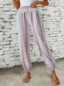 Vista detallada del pantalón bohemio con estampado étnico y cintura elástica.