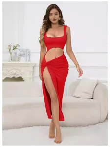 Elegante abito lungo rosso sexy con vita ritagliata e uno spacco alto alla moda