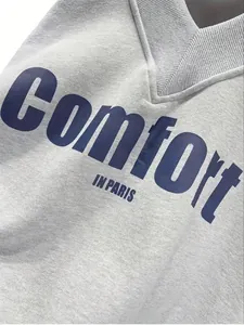 Primer plano de una sudadera gris con cuello en V y estampado Comfort IN PARIS azul.