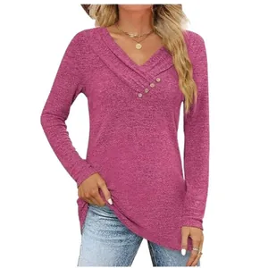 Dettaglio maglia fucsia scollo a V incrociato con bottoni decorativi e morbido tessuto a maglia.