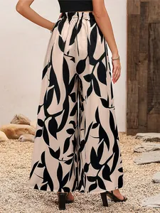 Vue arrière d'un pantalon large à taille haute avec un motif de feuilles noires élégant.