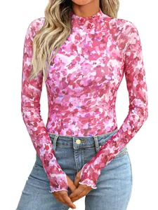 Detalle de la tela de malla rosa con estampado floral abstracto y cuello alto.