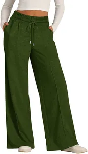Detailansicht der olivgrünen Damen-Sweathose mit weitem Bein, Kordelzug und Gummizug.