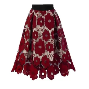 Jupe trapèze en dentelle florale rouge avec motif ajouré bohème et taille élastique