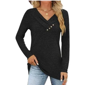 Dettaglio maglia casual da donna con scollo a V e bottoni decorativi