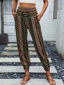 Detalle de pantalones jogger bohemios con estampado étnico y cintura elástica.