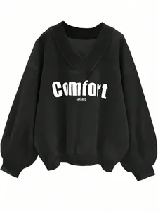 Vista detallada de sudadera negra oversize con el estampado Comfort IN PARIS