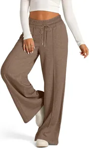 Nahaufnahme der braunen Damen-Jogginghose mit weitem Bein und elastischem Kordelzug.