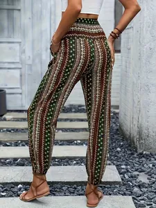 Vista trasera de pantalones bombachos boho para mujer con estampado étnico y puños elásticos