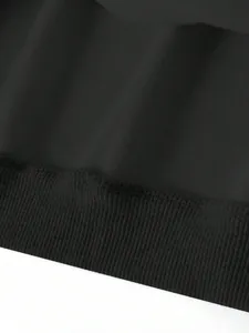 Detalle del dobladillo acanalado de una sudadera negra con textura de tela de calidad
