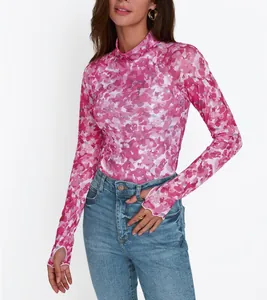 Vista detallada de top de malla rosa con flores y diseño funcional de agujero para pulgar