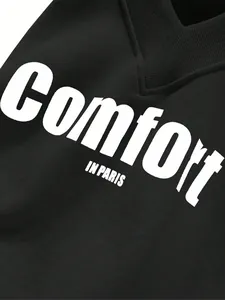 Detalle del estampado blanco 'Comfort IN PARIS' en una sudadera negra con cuello en V.