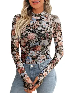 Elegante top de malla de manga larga con estampado floral, agujeros para los pulgares y cuello alto