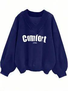 Detalle de sudadera azul marino con cuello de pico y estampado Comfort in Paris.