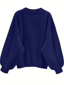 Vista posterior de una sudadera azul marino de gran tamaño para mujer con ribetes.