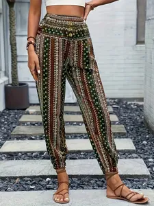 Primer plano del patrón geométrico étnico bohemio detallado en pantalones de jogging