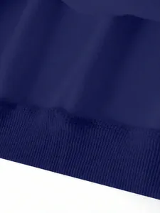 Vista macro detallada del dobladillo acanalado y las costuras en la sudadera azul marino