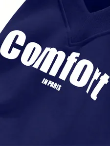 Detalle de sudadera azul marino con cuello en V y diseño de letras blancas Comfort