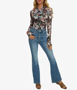 Vista detallada de la camiseta floral de malla con prácticos agujeros para pulgar