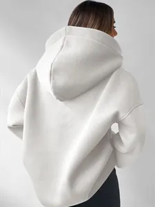 Detaillierte Rückansicht eines weißen Oversize-Kapuzenpullovers für Damen Sportbekleidung