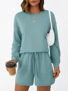 Dettaglio completo loungewear donna con felpa a maniche lunghe e pantaloncini blu polvere