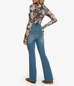 Elegante top de malla floral con mangas largas, agujeros para pulgares y vaqueros
