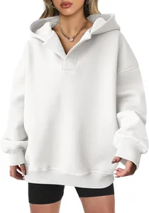 Detailansicht eines weißen Oversize-Hoodies mit V-Ausschnitt Kapuze und Rippbündchen