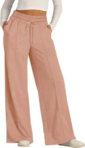 Detail der lässigen Damen-Sweathose mit weitem Bein, Kordelzug und Gummizug in Rosa