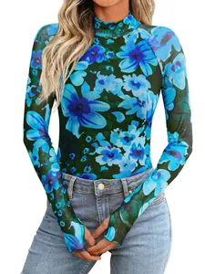 Primer plano de camiseta de malla con flores azules, manga larga y aberturas para pulgar