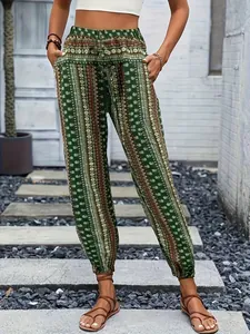 Pantalones harem con estampado bohemio, cintura elástica alta y motivos étnicos.