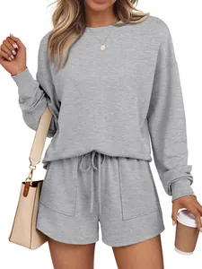 Completo due pezzi casual da donna grigio con maglia a maniche lunghe e pantaloncini