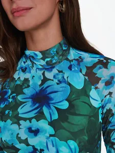 Primer plano de top de malla floral azul y verde que muestra textura y cuello