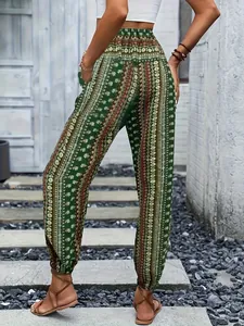 Vista trasera de pantalones jogger verdes con estampado étnico bohemio y cintura alta