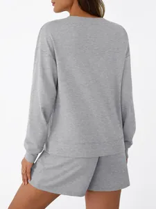 Vista posteriore del set loungewear grigio in due pezzi con top a maniche lunghe e pantaloncini.