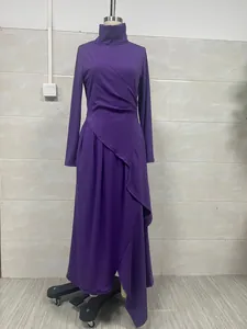 Robe longue violette élégante à manches longues, col roulé et cache-cœur asymétrique.