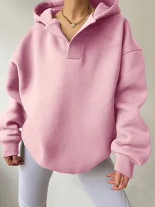 Detailansicht des rosa Oversized-Kapuzenpullovers mit weichem Fleece und weiter Passform.
