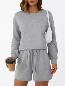 Dettaglio del set da casa grigio due pezzi con felpa e pantaloncini con coulisse da donna