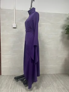 Vue latérale d'une robe longue violette à manches longues avec col haut et taille croisée