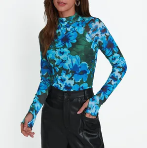 Detalle de top de malla floral con mangas con orificio para el pulgar y estampado vivo